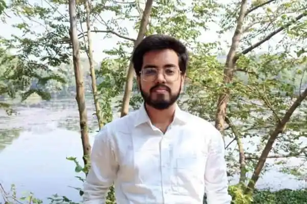 প্রকাশ্য প্রকৃতির মাঝে দাঁড়িয়ে একজন যুবক. Channel i News - চ্যানেল আই নিউজ