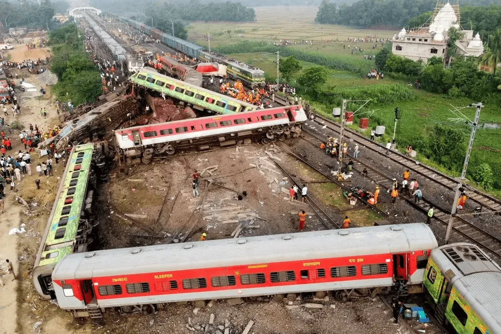 ওড়িশা ট্রেন দুর্ঘটনা: ধ্বংসস্তূপে ক্ষতিগ্রস্ত ট্রেনের কোচগুলো. Channel i News - চ্যানেল আই নিউজ