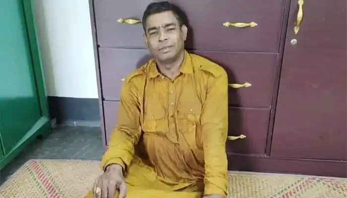 নিহত সাংবাদিক নাদিমের ছবি, বসে আছেন একটি রঙিন চাদরে. Channel i News - চ্যানেল আই নিউজ