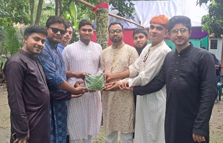 বিয়ের অনুষ্ঠানে কাঁচা মরিচ উপহার দিচ্ছেন অতিথিরা. Channel i News - চ্যানেল আই নিউজ