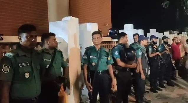 নিরাপত্তা বাহিনী ও পুলিশ সদস্যরা আদালত চত্বরে অবস্থান করছেন. Channel i News - চ্যানেল আই নিউজ