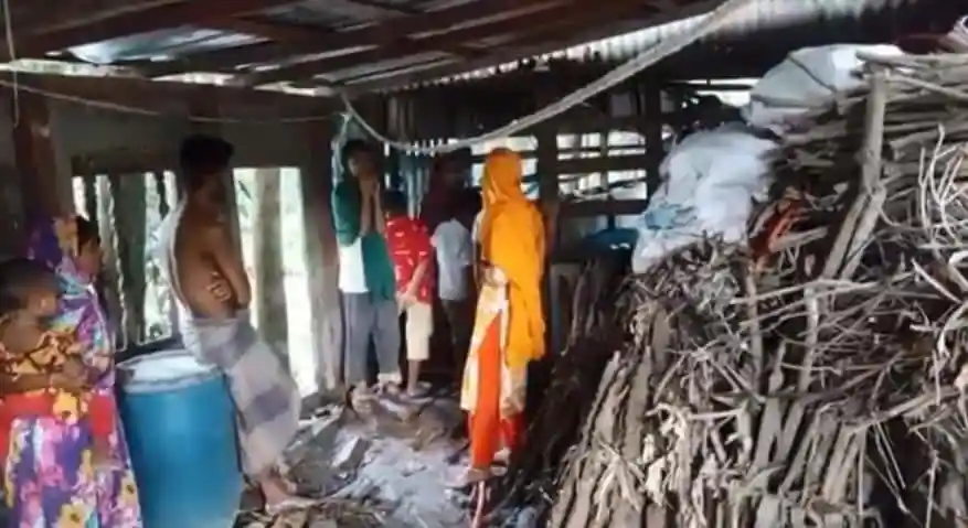 গোয়াল ঘরে আগুনে পুড়ে ৪টি গরু মারা গেছে, পরিবার নিঃস্ব. Channel i News - চ্যানেল আই নিউজ