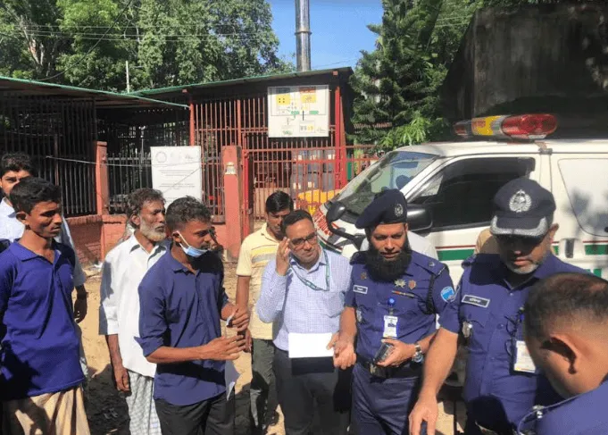 জনতা ও পুলিশ সদস্যরা ট্রলার দুর্ঘটনার তদন্তে আলোচনা করছে. Channel i News - চ্যানেল আই নিউজ