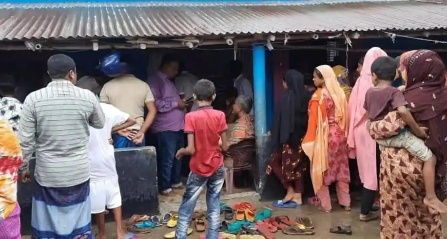 নিরাপত্তা ও নিরাপত্তা ব্যবস্থা নিয়ে মানুষের ভিড়. Channel i News - চ্যানেল আই নিউজ