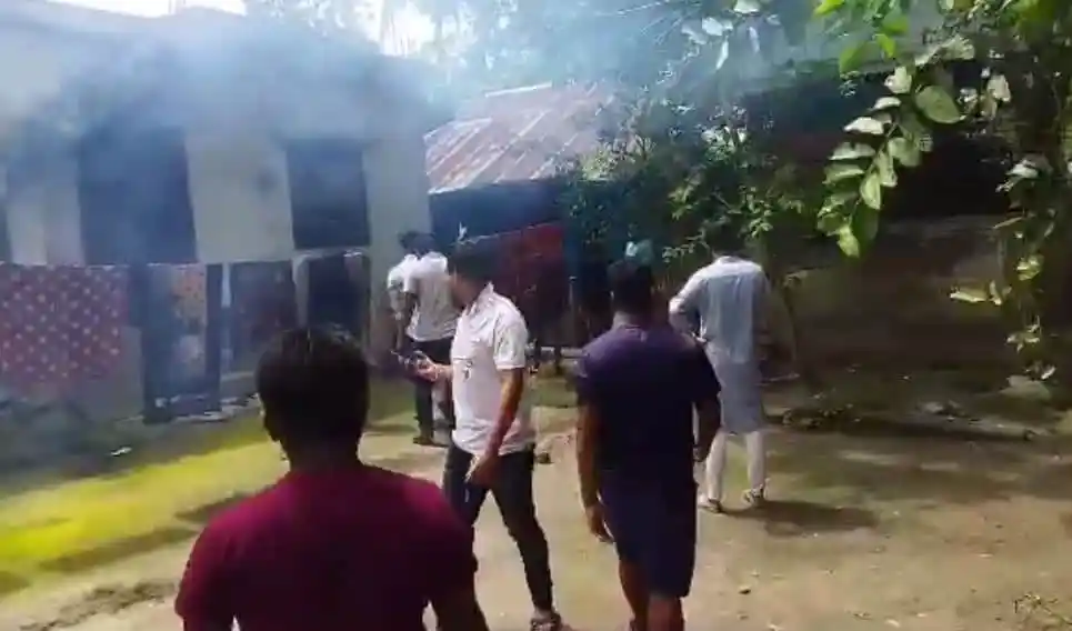 নোয়াখালীর বাড়ি ভাংচুরের ঘটনায় তদন্তের জন্য পুলিশ ও স্থানীয়রা. Channel i News - চ্যানেল আই নিউজ