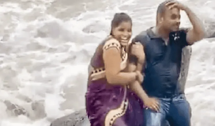 স্রোতে ভেসে যাওয়া অবস্থায় স্বামী-স্ত্রী ছবি তুলছেন. Channel i News - চ্যানেল আই নিউজ