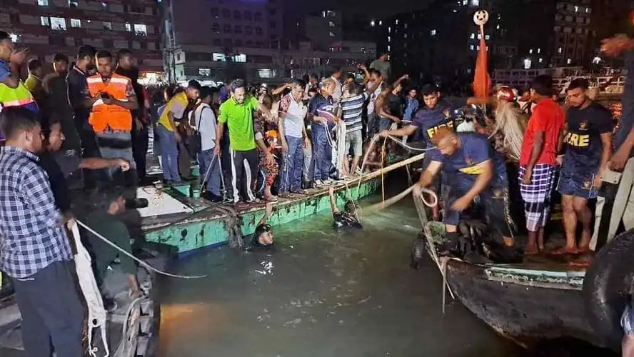 বুড়িগঙ্গায় ওয়াটার বাস ডুবিতে উদ্ধার কাজ চলছে. Channel i News - চ্যানেল আই নিউজ