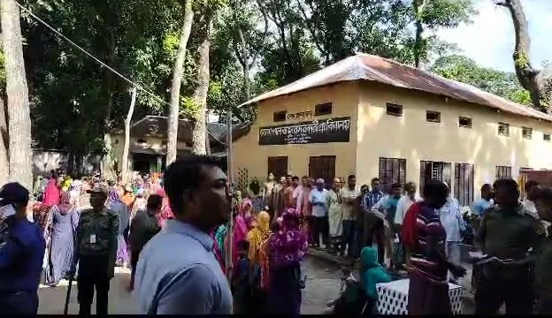 বেনাপোলে পৌর নির্বাচন কেন্দ্রের ভোটাররা ভোট দিচ্ছেন. Channel i News - চ্যানেল আই নিউজ