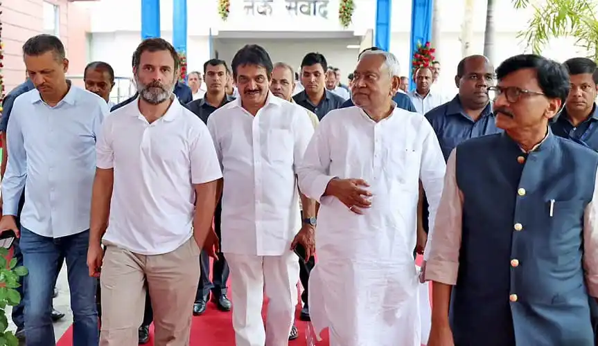 নেতারা লোকসভা নির্বাচনের জন্য একসঙ্গে হাঁটছেন. Channel i News - চ্যানেল আই নিউজ