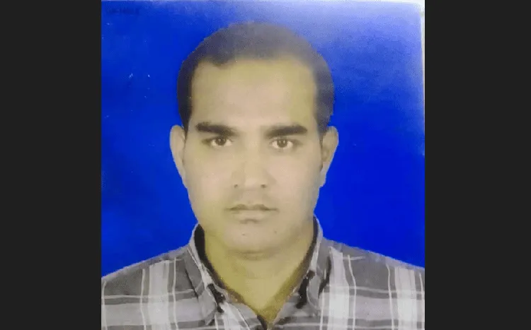 অটোরিকশা গ্যারেজের বিদ্যুতায়িত মালিকের ছবি. Channel i News - চ্যানেল আই নিউজ