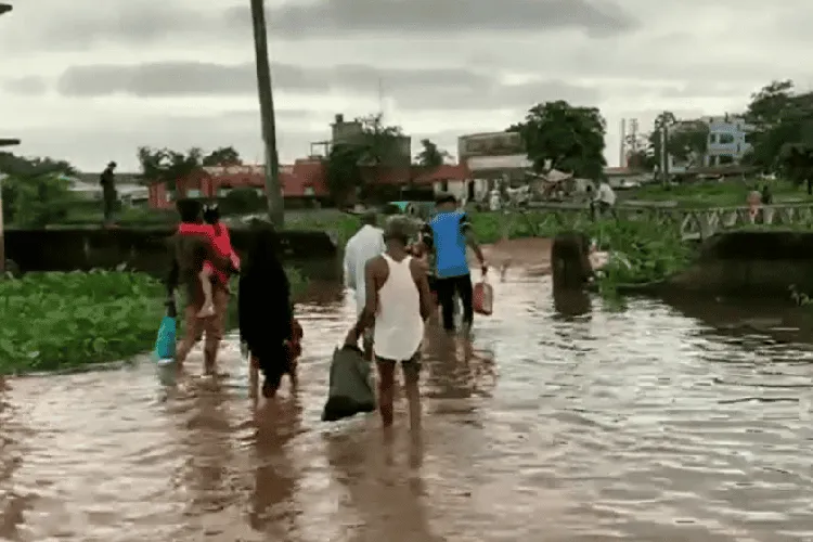 নদীতে পানি কমছে, মানুষ পানি পেরোতে চলেছে।. Channel i News - চ্যানেল আই নিউজ