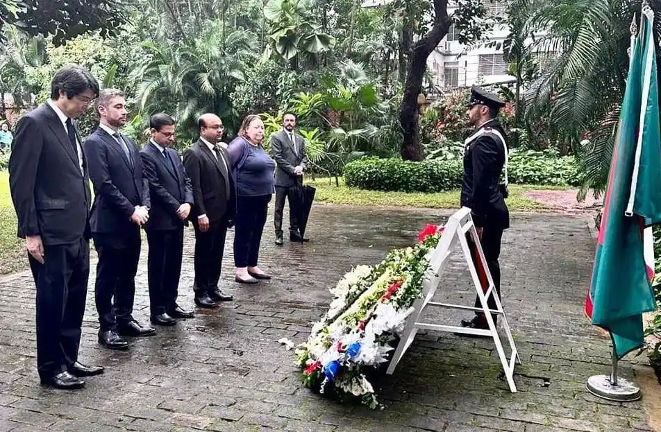 নিহতদের স্মরণে শ্রদ্ধা নিবেদন করছে ব্যক্তিরা. Channel i News - চ্যানেল আই নিউজ