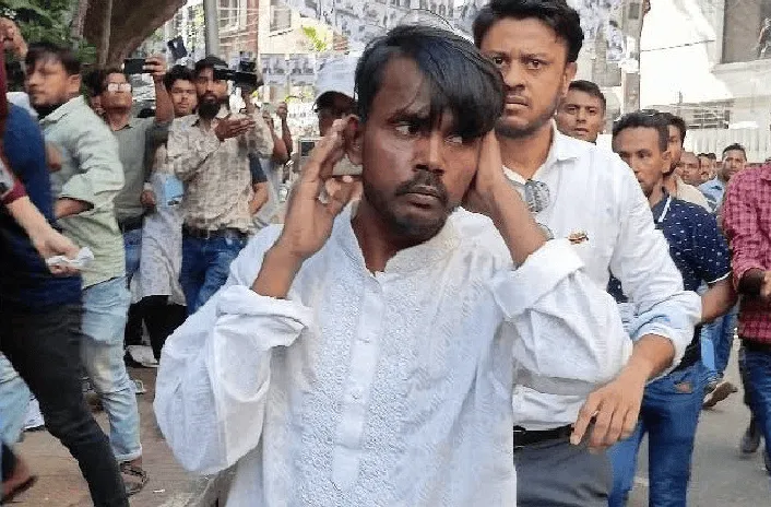 হামলার সময় হিরো আলমের পাশে থাকা ব্যক্তি, জনতার মাঝে. Channel i News - চ্যানেল আই নিউজ