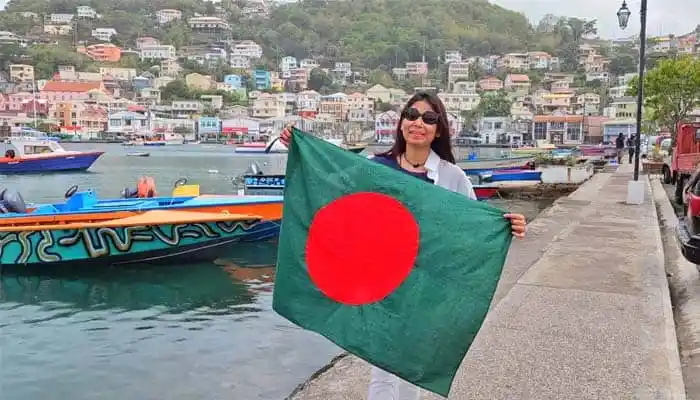 নাজমুন নাহার বাংলাদেশের পতাকা হাতে নিয়ে সমুদ্রের পাড়ে দাঁড়িয়ে. Channel i News - চ্যানেল আই নিউজ