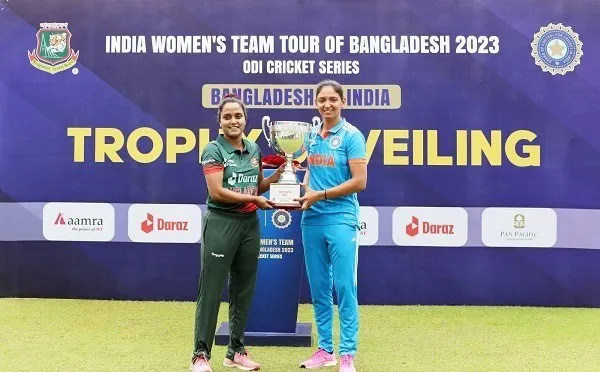 বাংলাদেশ ও ভারতের মহিলা ক্রিকেট দলের খেলোয়াড়রা ট্রফি হাতে নিয়ে হাসিমুখে দাঁড়িয়ে. Channel i News - চ্যানেল আই নিউজ