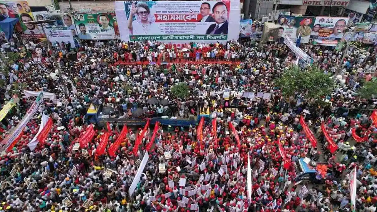 জনসমাগমের মধ্যে নির্বাচনী প্রচারনা চলছে, প্রচুর মানুষ উপস্থিত. Channel i News - চ্যানেল আই নিউজ