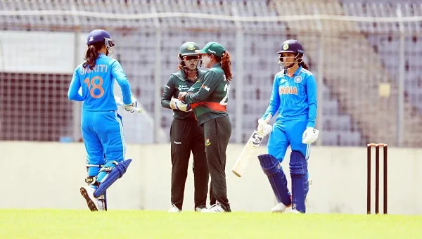 ভারত ও বাংলাদেশের মহিলা ক্রিকেট দলের কোচ ও খেলোয়াড়রা আলোচনা করছে. Channel i News - চ্যানেল আই নিউজ