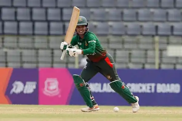 বাংলাদেশের ক্রিকেটার ব্যাটিং করছেন, মাঠে প্রস্তুত।. Channel i News - চ্যানেল আই নিউজ