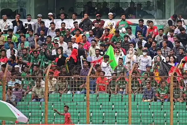 বঙ্গবন্ধু স্টেডিয়ামে দর্শকদের ভিড়, ক্রিকেট ম্যাচ চলমান. Channel i News - চ্যানেল আই নিউজ