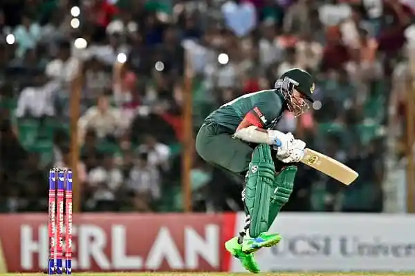 বাংলাদেশের ক্রিকেটার ব্যাটিং করছে, ৬ উইকেট হারিয়ে মহাবিপদে বাংলাদেশ. Channel i News - চ্যানেল আই নিউজ