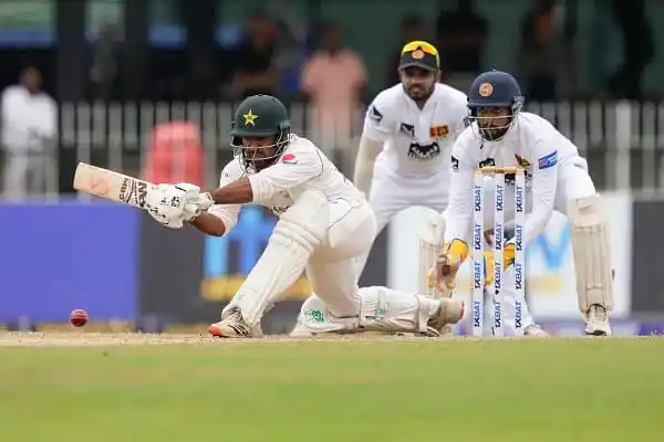 বাংলাদেশ ও পাকিস্তানের ক্রিকেটাররা মাঠে খেলছে. Channel i News - চ্যানেল আই নিউজ