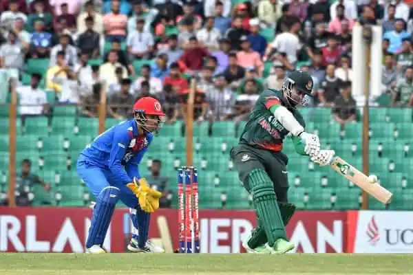 বাংলাদেশ ও অস্ট্রেলিয়ার ক্রিকেটাররা মাঠে ব্যাটিং করছে. Channel i News - চ্যানেল আই নিউজ