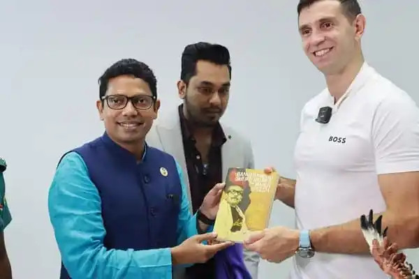 বিশ্বের বিভিন্ন দেশের প্রতিনিধিরা বই ও সংবাদপত্র বিনিময় করছেন. Channel i News - চ্যানেল আই নিউজ