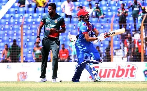 অস্ট্রেলিয়ার ক্রিকেটার ব্যাটিং করছে, মাঠে খেলোয়াড়রা উপস্থিত. Channel i News - চ্যানেল আই নিউজ