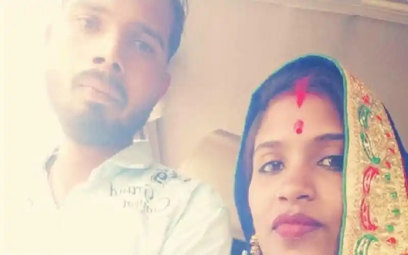 দম্পতি ছবি, স্ত্রী সেজে আছেন শাড়ি ও বরণে, স্বামী পাশে।. Channel i News - চ্যানেল আই নিউজ