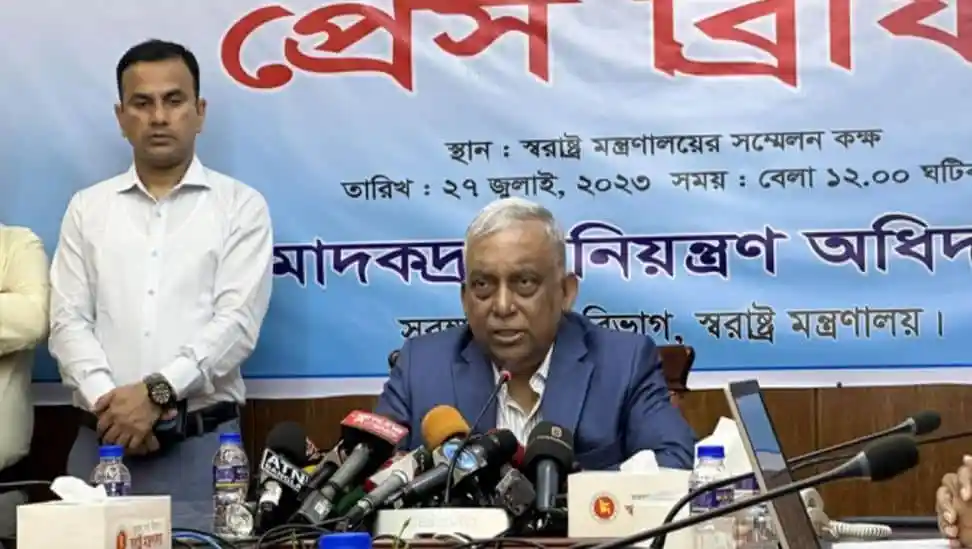 স্বরাষ্ট্রমন্ত্রীর সংবাদ সম্মেলনে বিভিন্ন মিডিয়ার ক্যামেরা ও মাইক্রোফোন দেখা যাচ্ছে।. Channel i News - চ্যানেল আই নিউজ