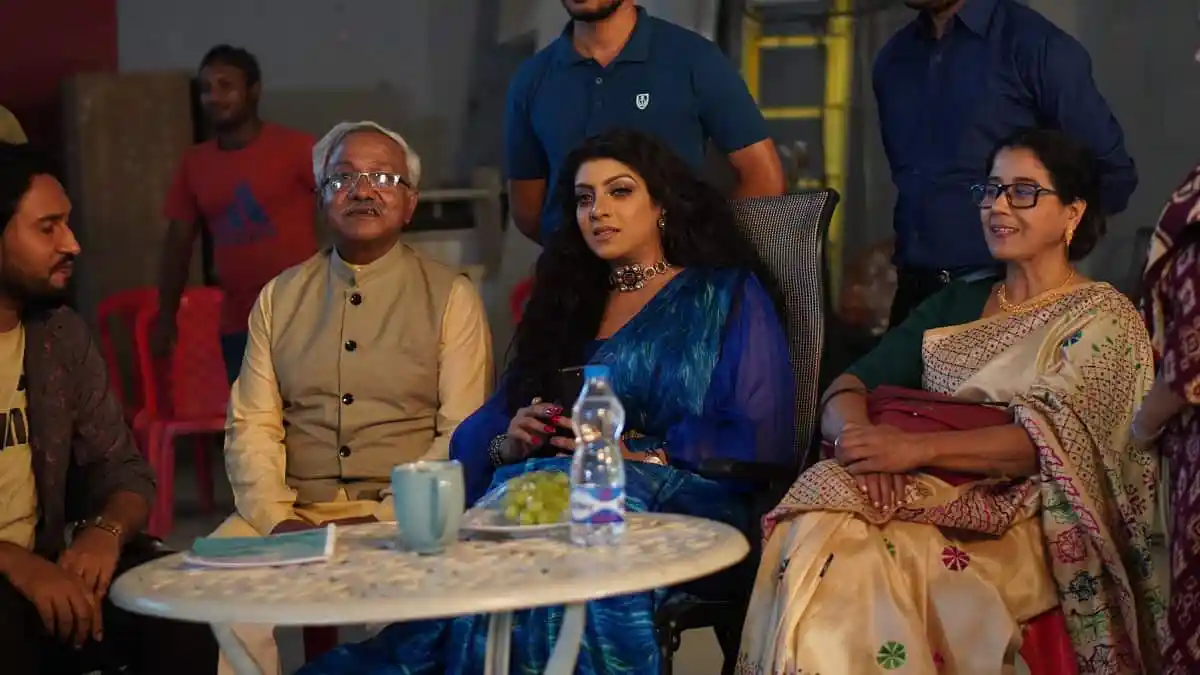নির্মাণের সেটে ভিকি জাহেদ ও অন্যান্য শিল্পীরা আলোচনা করছেন. Channel i News - চ্যানেল আই নিউজ