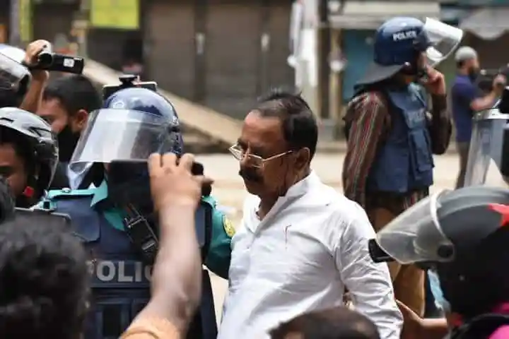 পুলিশ ও বিএনপি নেতাকর্মীদের মধ্যে সংঘর্ষের দৃশ্য. Channel i News - চ্যানেল আই নিউজ