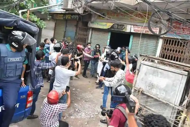 ধোলাইখালে সংঘর্ষের সময় পুলিশ ও নেতাকর্মীদের মধ্যে ধাক্কাধাক্কি. Channel i News - চ্যানেল আই নিউজ