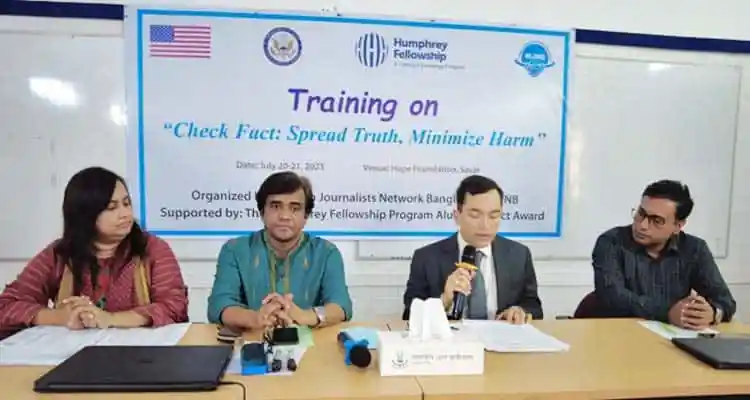 ফ্যাক্ট চেকিং প্রশিক্ষণে অংশগ্রহণকারীরা আলোচনা করছেন. Channel i News - চ্যানেল আই নিউজ