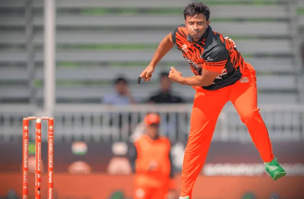 বাংলাদেশি ক্রিকেটার সাকিব আল হাসান বল ছুঁড়ে ফেলে বল হাতে. Channel i News - চ্যানেল আই নিউজ