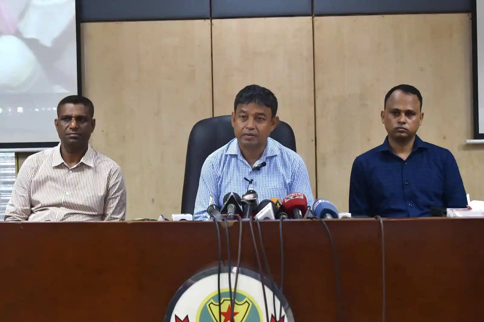 ডিবি পুলিশ পরিচয়ে ডাকাতি নিয়ে সংবাদ সম্মেলনে তিন পুলিশ কর্মকর্তা. Channel i News - চ্যানেল আই নিউজ