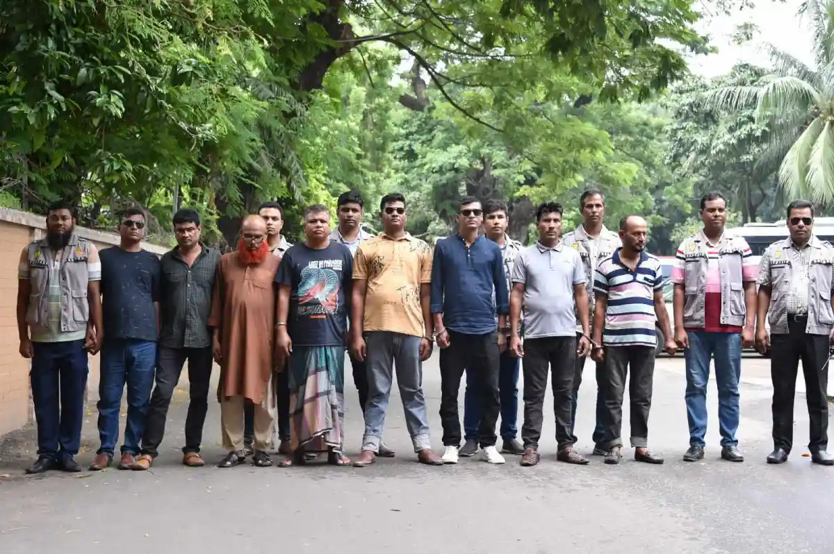 জনপ্রিয় ব্যক্তিরা একত্রিত হয়ে ছবি তুলেছেন. Channel i News - চ্যানেল আই নিউজ
