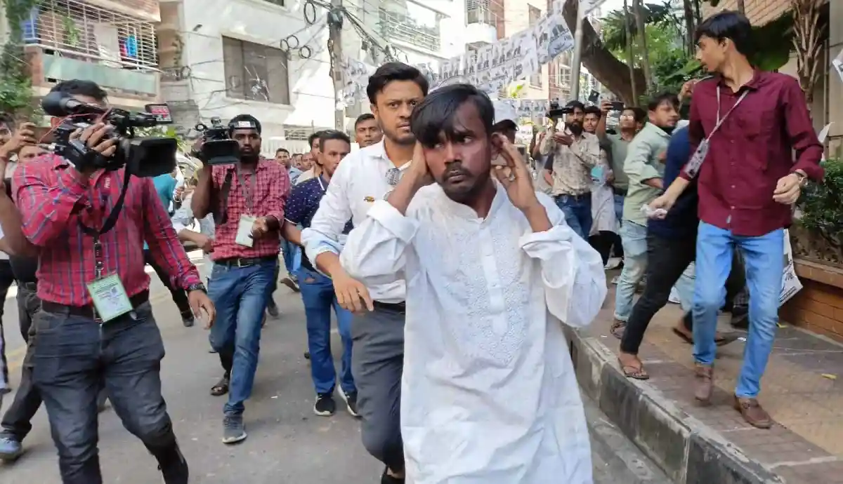 হিরো আলমের ওপর হামলার সময় ভোটকেন্দ্রের বাইরে জনতার ভিড়. Channel i News - চ্যানেল আই নিউজ