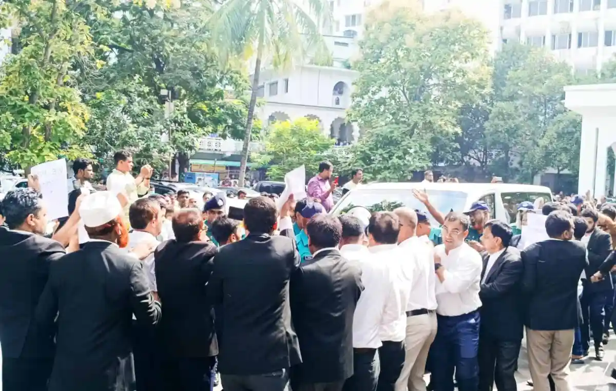 জনসমাগমে অ্যাটর্নি জেনারেল ও ইউরোপীয় ইউনিয়নের প্রতিনিধিরা আলোচনা করছেন. Channel i News - চ্যানেল আই নিউজ