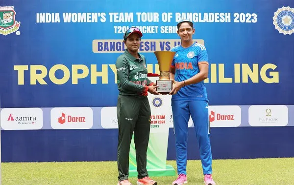 বাংলাদেশ ও ভারতের মহিলা ক্রিকেট দলের মুখোমুখি, ট্রফি বিতরণ।. Channel i News - চ্যানেল আই নিউজ