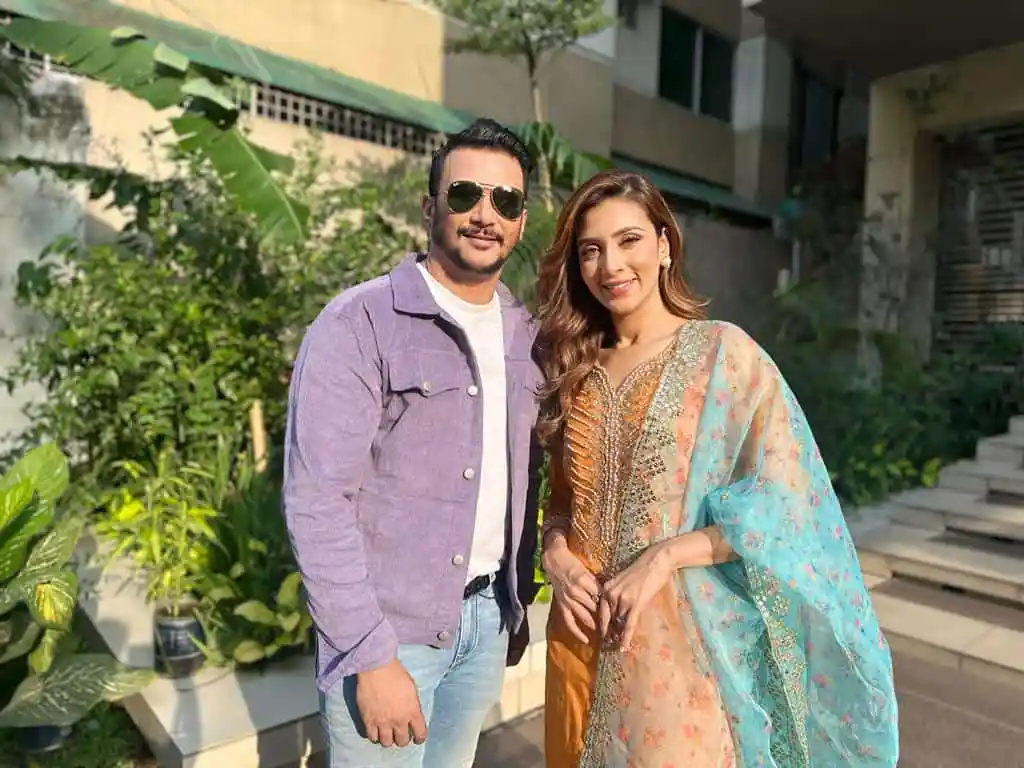 বাংলাদেশি অভিনেতা ও অভিনেত্রী ক্যামেরার সামনে হাসিমুখে দাঁড়িয়ে. Channel i News - চ্যানেল আই নিউজ