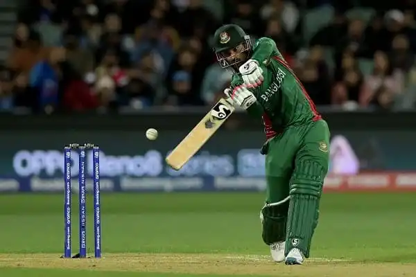 বাংলাদেশের ক্রিকেটার লিটন ব্যাটিং করে, মাঠে খেলা চলছে. Channel i News - চ্যানেল আই নিউজ