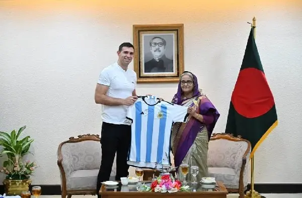 প্রধানমন্ত্রীর সাথে আর্জেন্টিনার জার্সি উপহার প্রদান করছেন মার্টিনেজ. Channel i News - চ্যানেল আই নিউজ