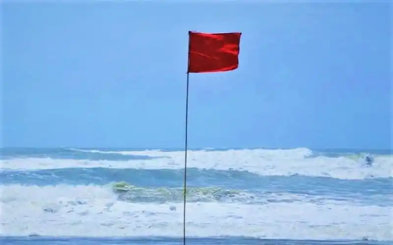 সমুদ্র বন্দরে লাল পতাকা উড়ছে, সতর্ক সংকেত নির্দেশ করে. Channel i News - চ্যানেল আই নিউজ