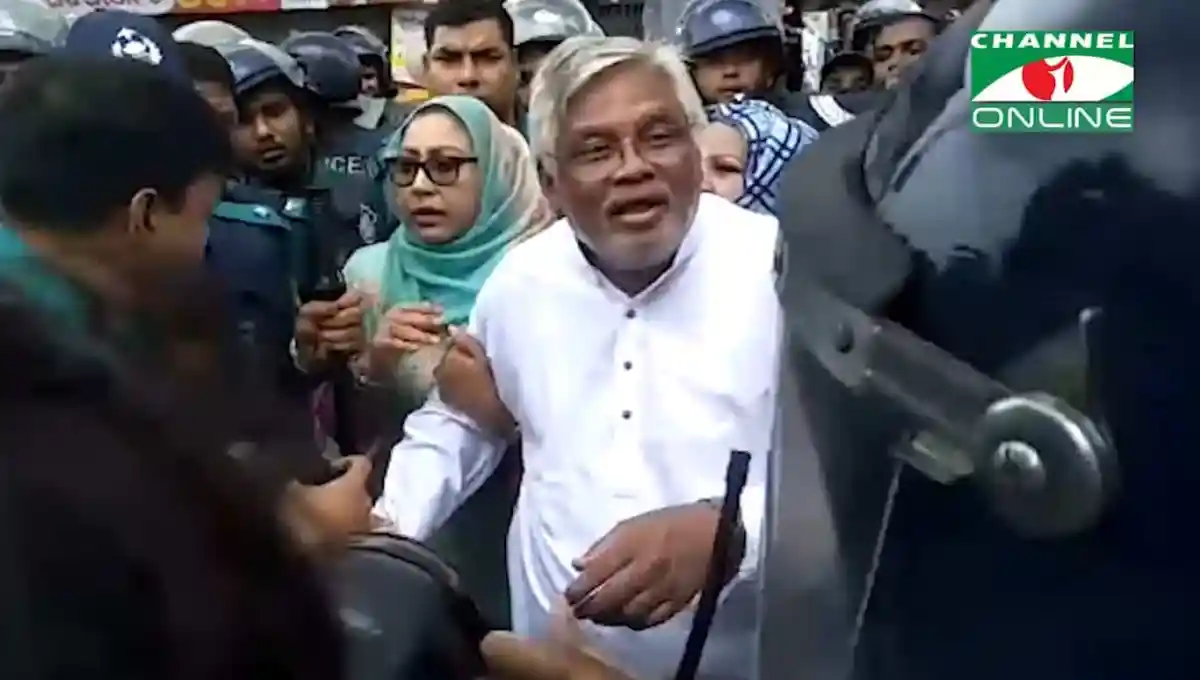 রাজনৈতিক নেতা ও পুলিশ কর্মকর্তাদের মধ্যে উত্তেজনাপূর্ণ পরিস্থিতি. Channel i News - চ্যানেল আই নিউজ