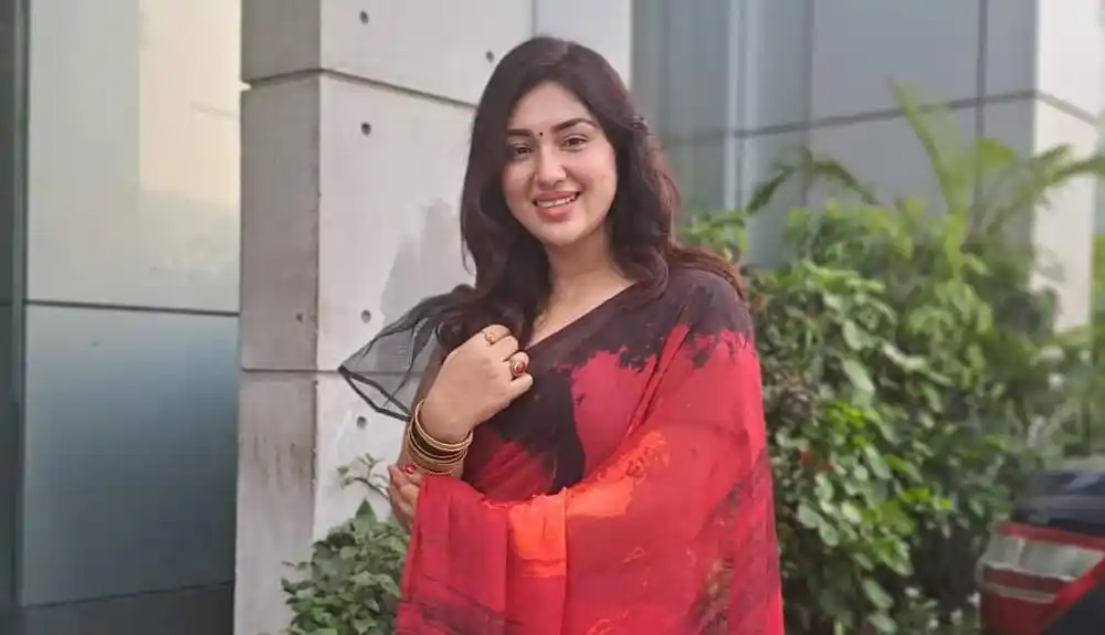 অপু লাল শাড়ি পরা হাস্যোজ্জ্বল ছবি, বাংলাদেশের খবরের জন্য উপযুক্ত. Channel i News - চ্যানেল আই নিউজ