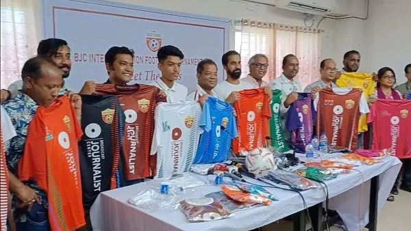 সাংবাদিকরা নতুন জার্সি পরে দাঁড়িয়ে আছেন, চ্যানেল আই অনলাইন. Channel i News - চ্যানেল আই নিউজ