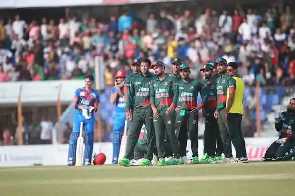 বাংলাদেশ ক্রিকেট দল মাঠে প্রস্তুত, দর্শকরা স্টেডিয়ামে উপস্থিত. Channel i News - চ্যানেল আই নিউজ