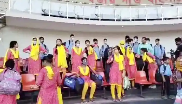 ভারত থেকে দেশে ফিরেছেন ৪০ বাংলাদেশি, বিমানবন্দরে স্বাগত জানানো হচ্ছে. Channel i News - চ্যানেল আই নিউজ