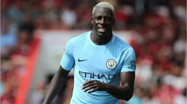 Manchester City ফুটবল খেলোয়াড় কাইল ওয়াকার মাঠে খেলছেন. Channel i News - চ্যানেল আই নিউজ